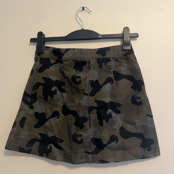 Divided H&M Zip Camouflage Mini Skirt - Picture 2 of 3